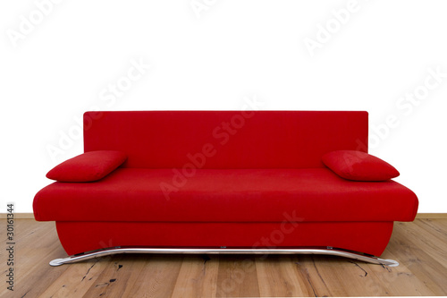 Rote Couch auf Parkettboden