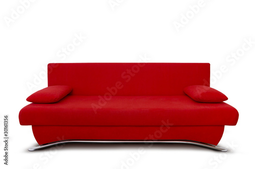 Rote Couch vor weißem Hintergrund
