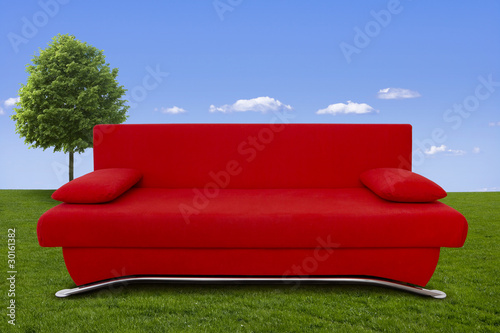 Rote Couch in der Wiese