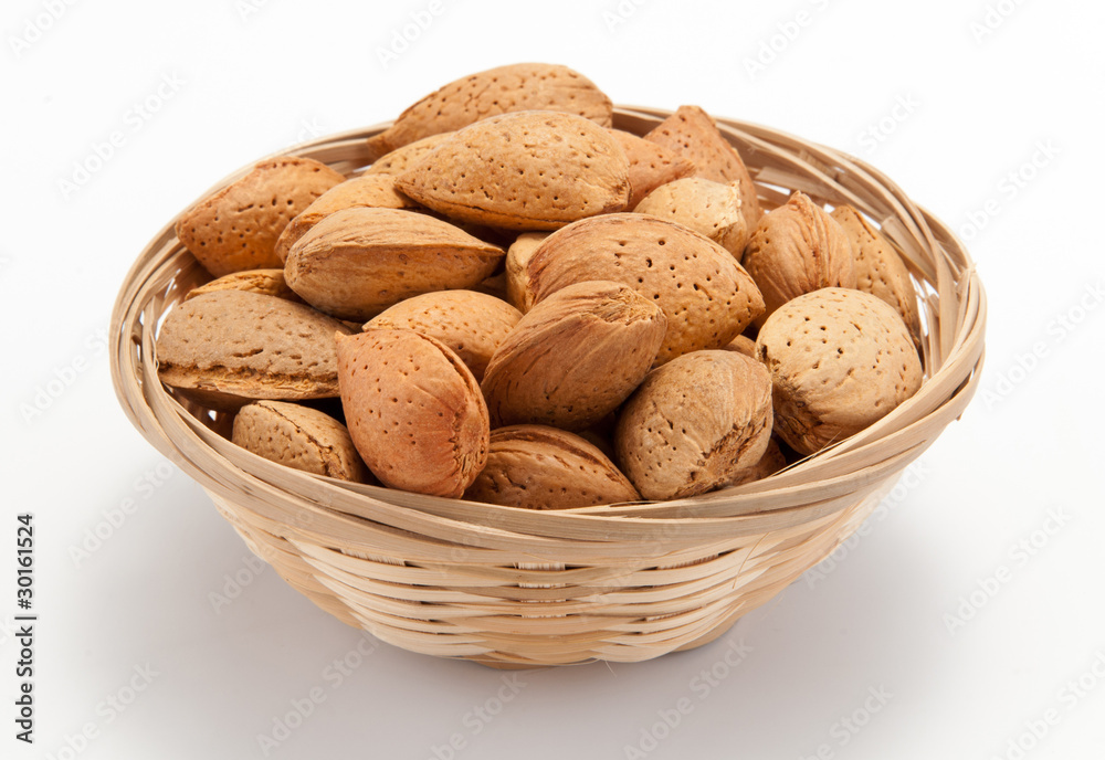 Mandorle nel cestino Mandorle nel cestino
