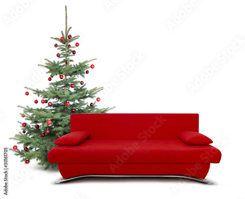 Rote Couch mit Weihnachtsbaum