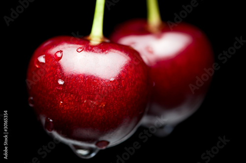 Foto Macro of red cherry with water drops