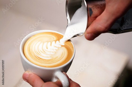 Cappuccino - Milch wird eingegossen
