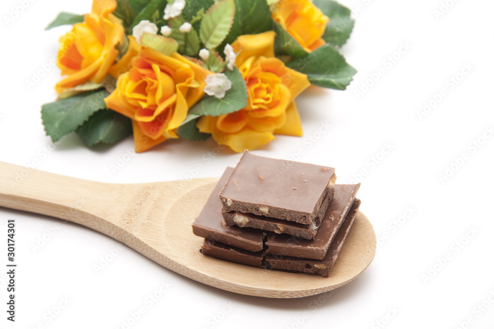 Schokolade mit Löffel und Blumen Schokolade mit Löffel und Blumen