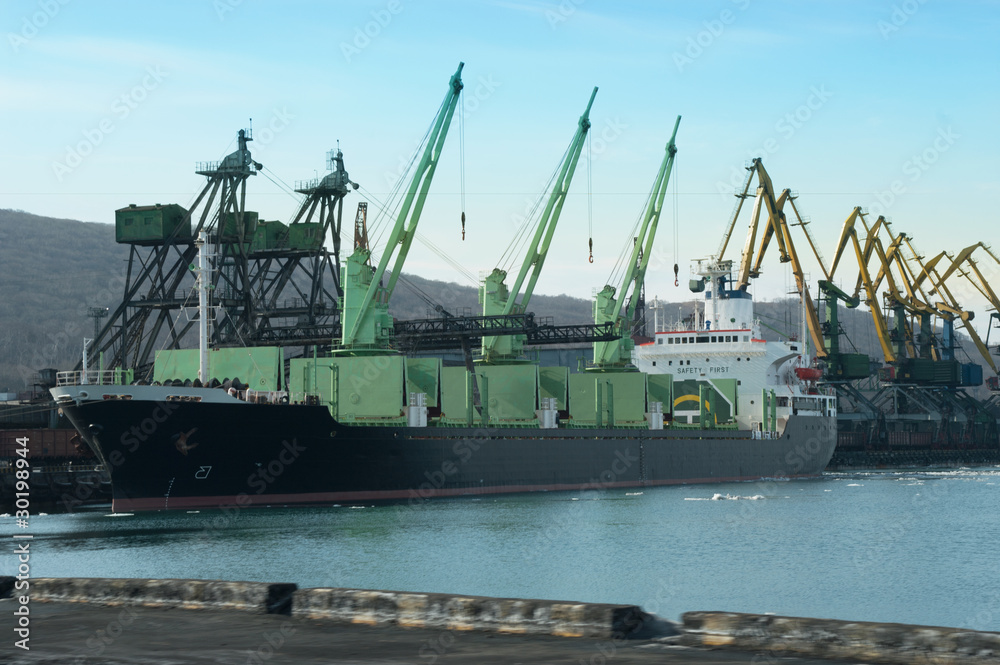 Naklejka premium Vessel Under Loading