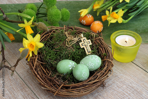 Osternest mit Eiern und Kreuz photo