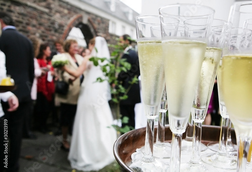 hochzeit,gratulanten und braut,sekt photo