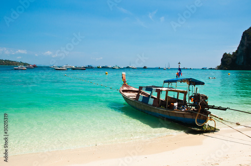 Long tailed boat at Pee-pee island in Thailand © sundaymorning