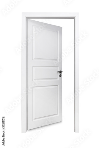 Geöffnete Tür vor weißem Hintergrund