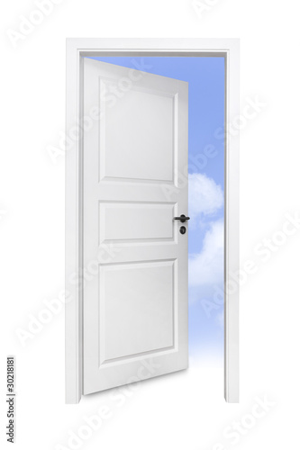 Geöffnete Tür vor weißem Hintergrund