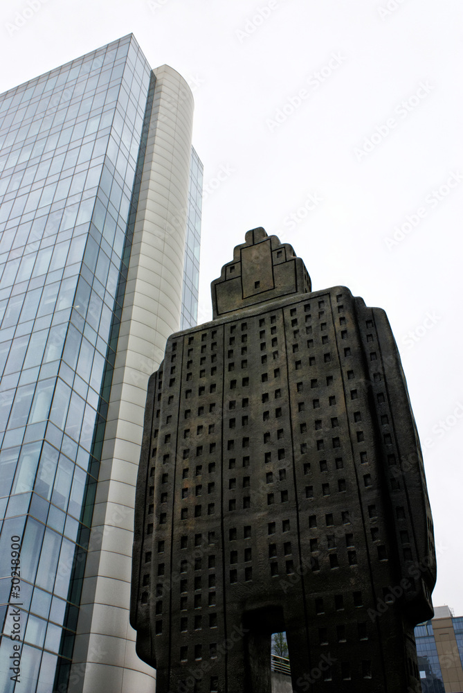 Naklejka premium Statue devant un building