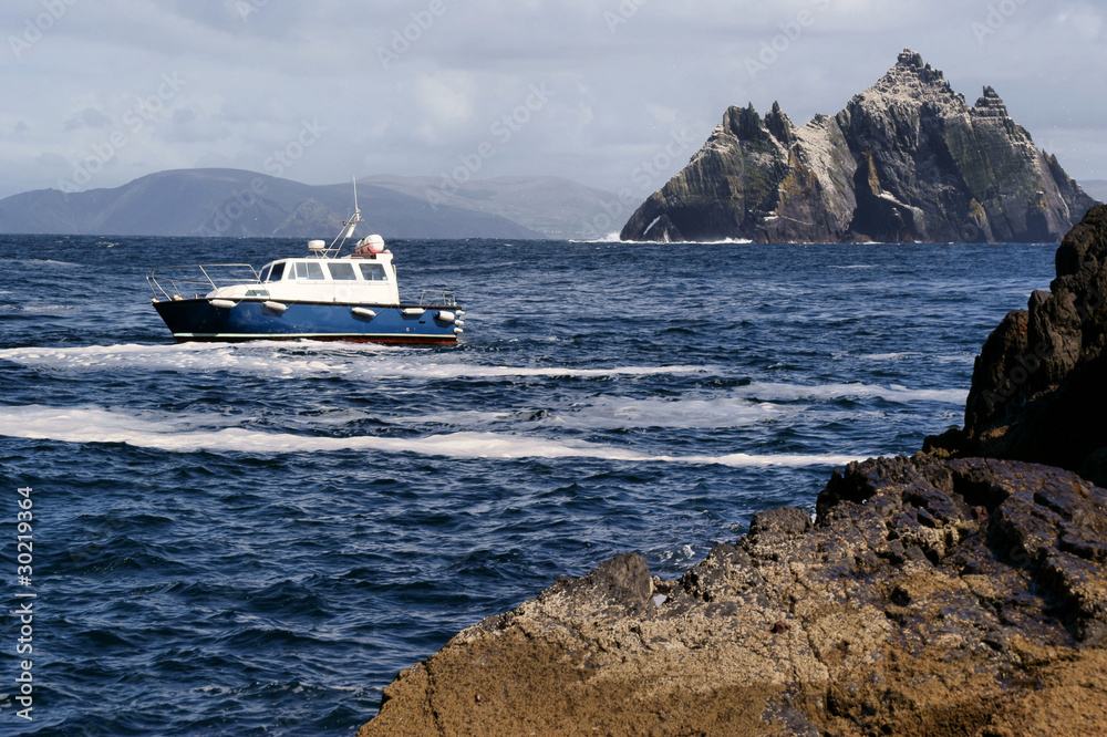 Obraz premium Boat in Dramatic Scenery