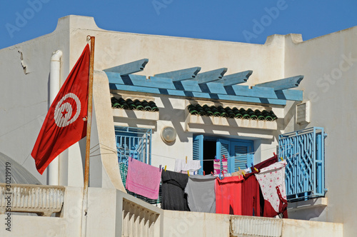 Linge et drapeau au balcon - Tunisie