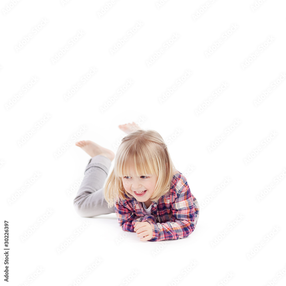 kleines mädchen robbt über den boden kleines mädchen robbt über den boden