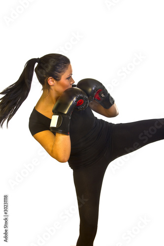 Frau erfolgreich beim Kickboxen mit Dynamik