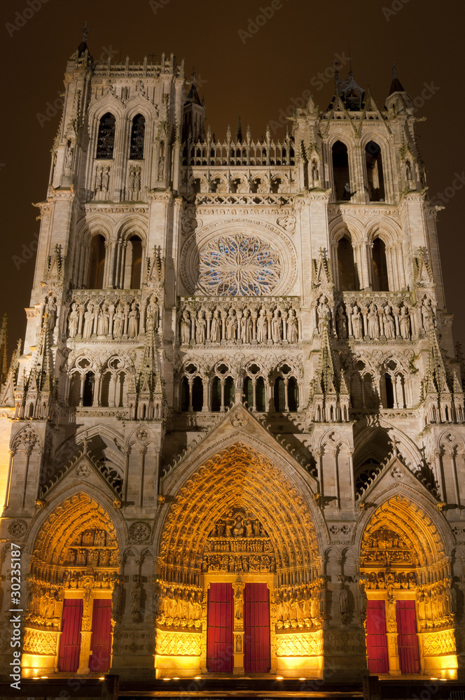 Illumination de la Cathédrale Notre-Dame d'Amiens en polychromie