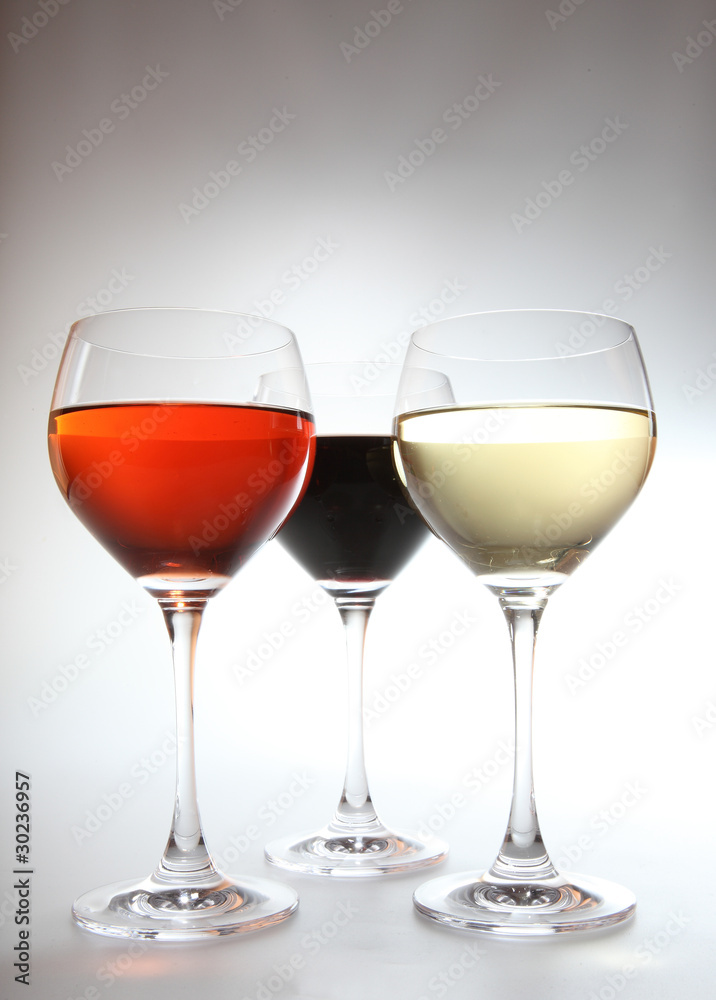 trois verres en couleurs devant fond sombre