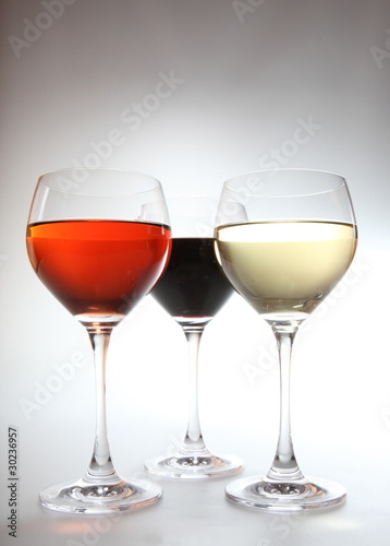 trois verres en couleurs devant fond sombre