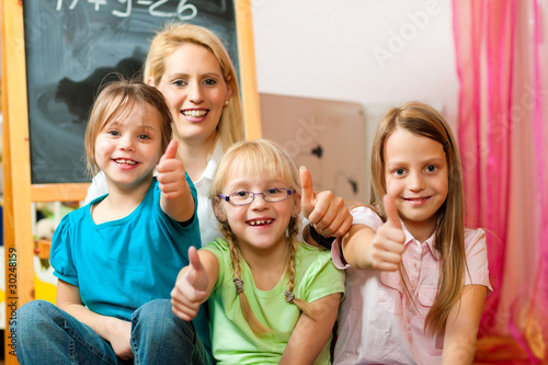 Cuadro en lienzo Mutter mit ihren Schulkindern