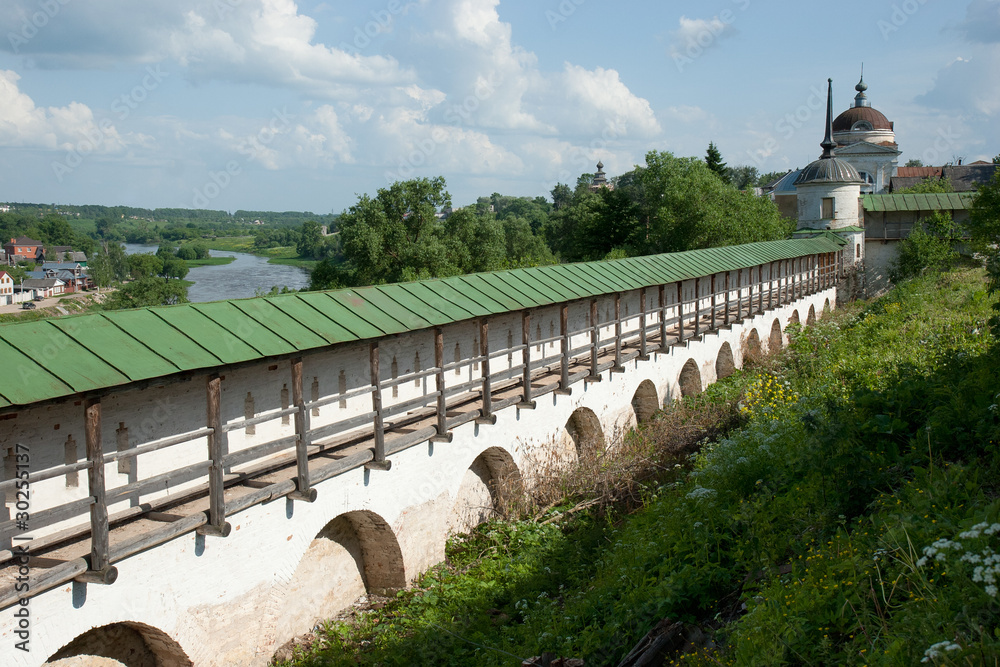 Крепостная стена Борисоглебского монастыря в Торжке.