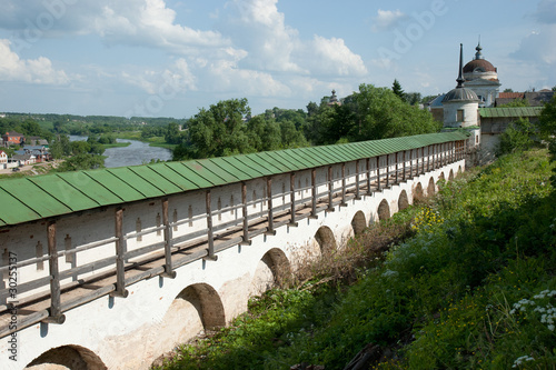 Крепостная стена Борисоглебского монастыря в Торжке.