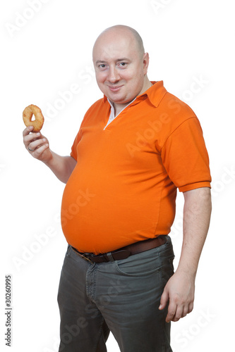 Мужчина держит в руке вкусный пончик.