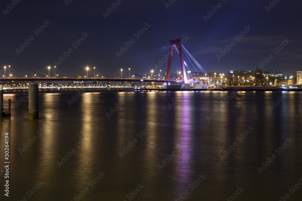 Naklejka premium Willemsbrug Bridge and river Meuse at night