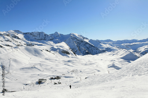 vacances d'hiver sur les pistes de ski photo