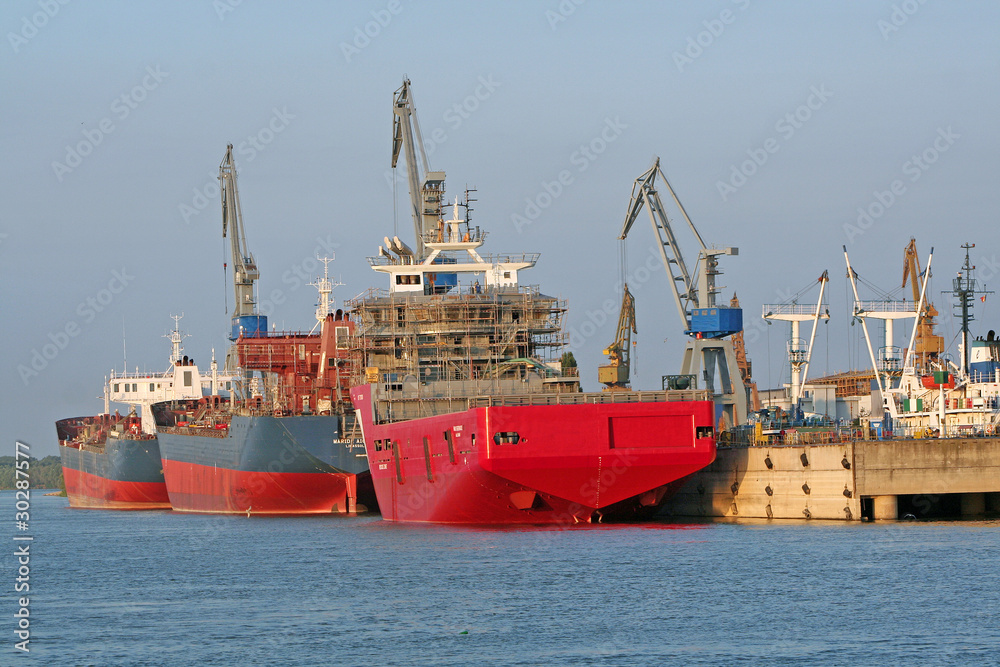 Donaukreuzfahrt: Morgendliche Hafenszene in der Ukraine (Ismael)