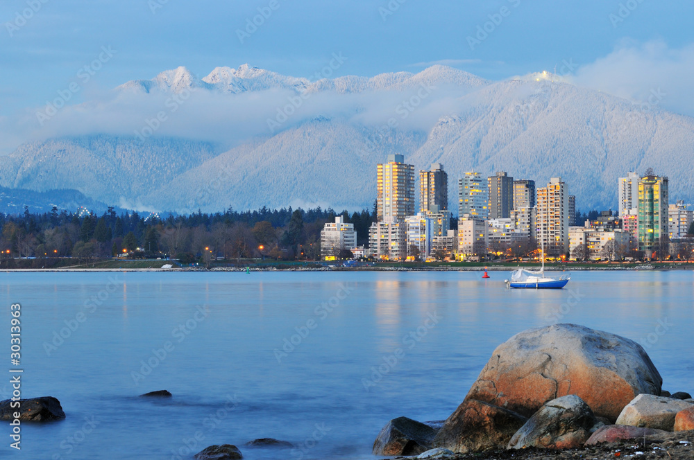 Fototapeta premium vancouver cityscape with grouse mountain background