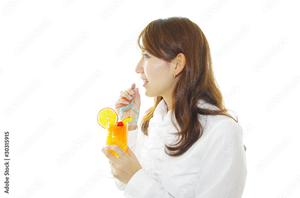 ジュースを飲んでいる笑顔の女性 ジュースを飲んでいる笑顔の女性