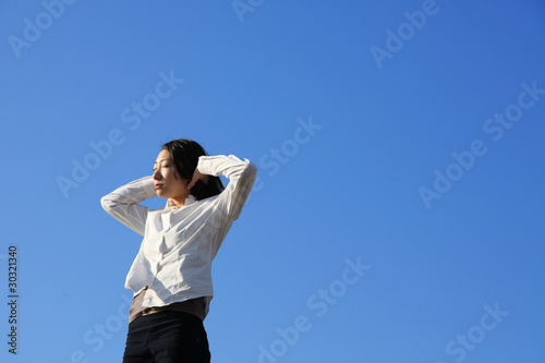 Foto 耳をすませる女性