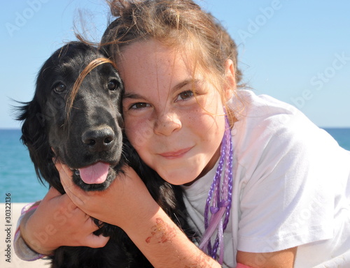 fillette et son chien cocker spaniel anglais en bord de mer photo