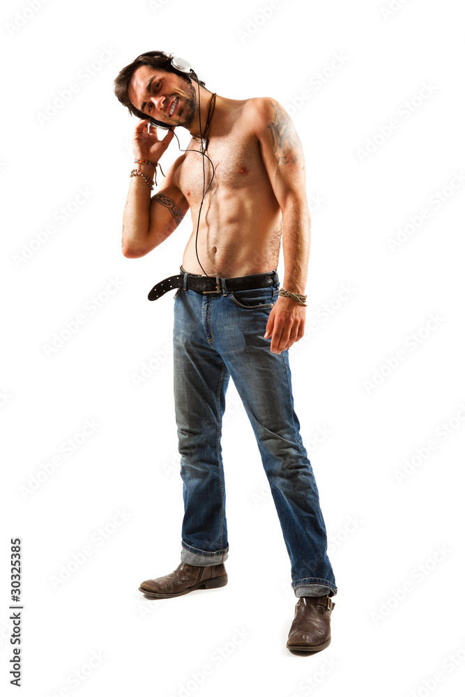 durchtrainierter Mann mit Kopfhörern