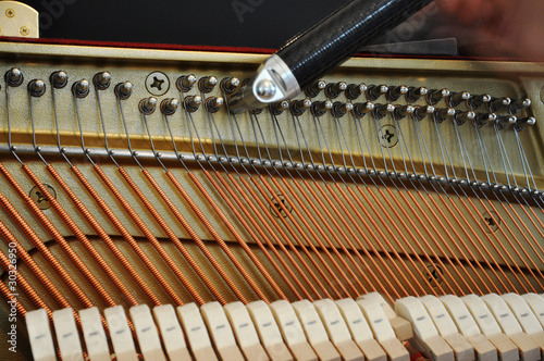 Adjusting the strings tension
