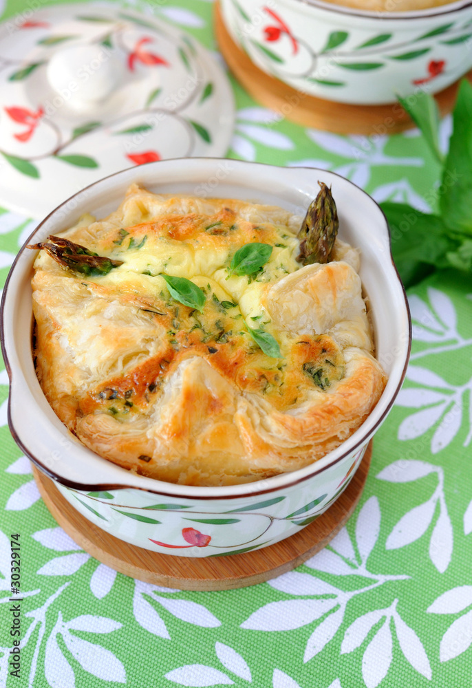 Pot pie filled with vegetables and shrimps