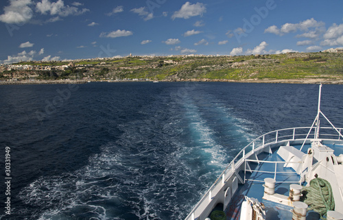 Navire quittant le port - Départ d'un cargo ferry