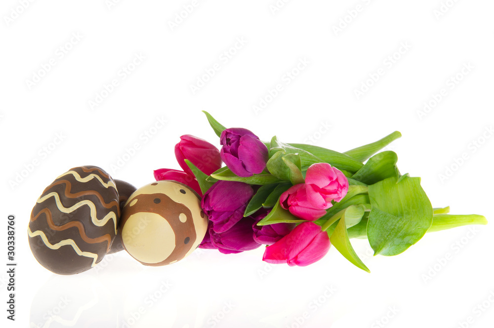 Obraz premium Chocolate easter eggs with tulips