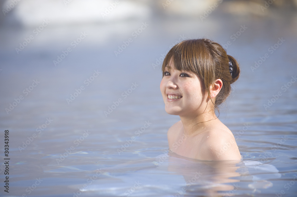 露天風呂に入る女性 露天風呂に入る女性
