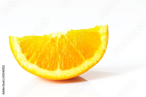 Orangenst  cke auf wei  em Hintergrund   Orange pieces on a white