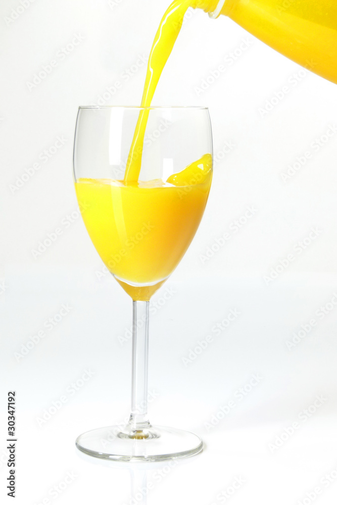 Orangensaft vor weißem Hintergrund / Orange juice on a white bac Orangensaft vor weißem Hintergrund / Orange juice on a white bac