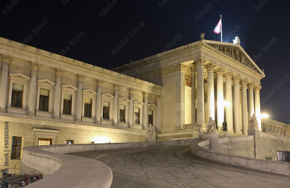 Obraz premium Austrian Parliament in Vienna at night