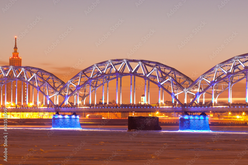 Obraz premium Illuminated railway bridge