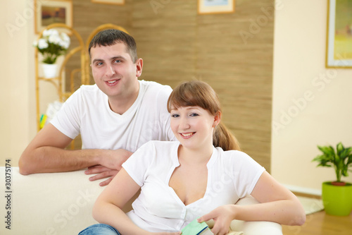 couple at home drinking champagne