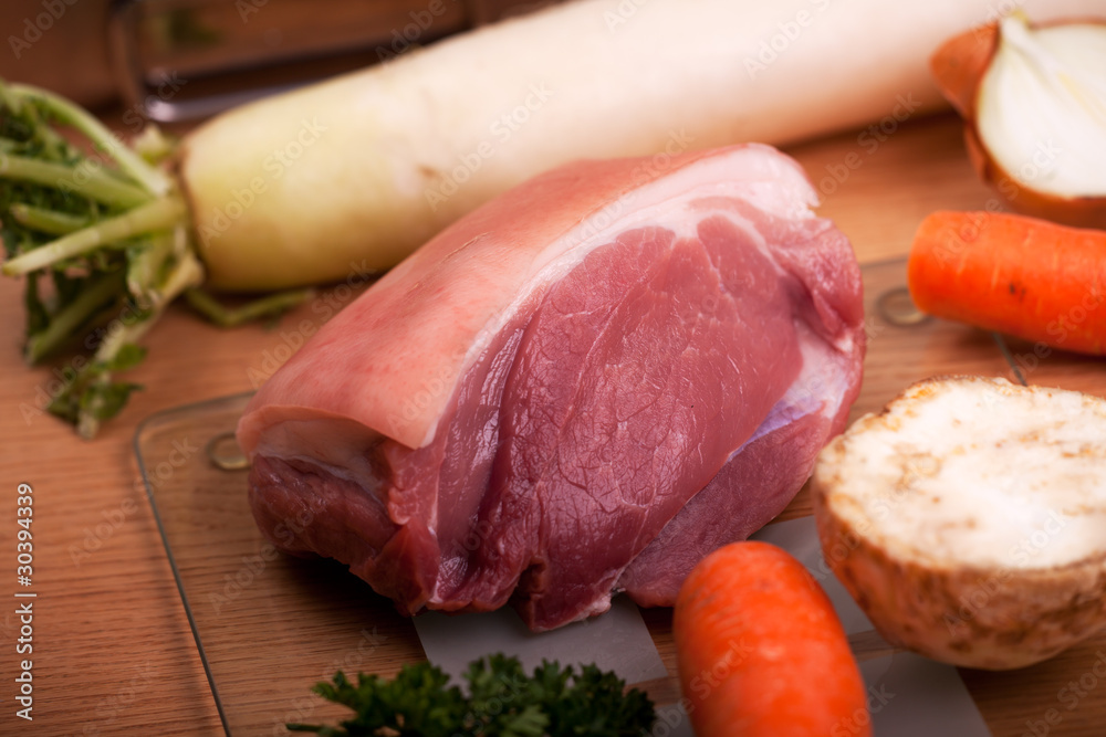 roher Schweinebraten und Zutaten roher Schweinebraten und Zutaten