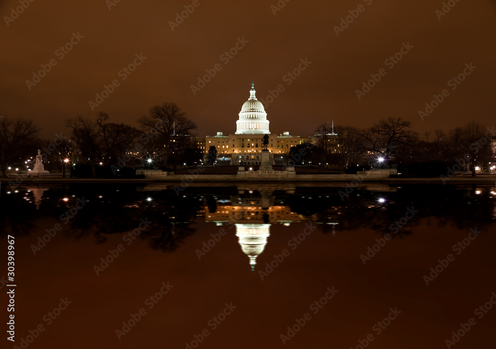 Obraz premium United States Capitol Building at night