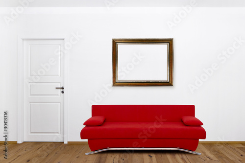 Rote Couch im Wohnzimmer