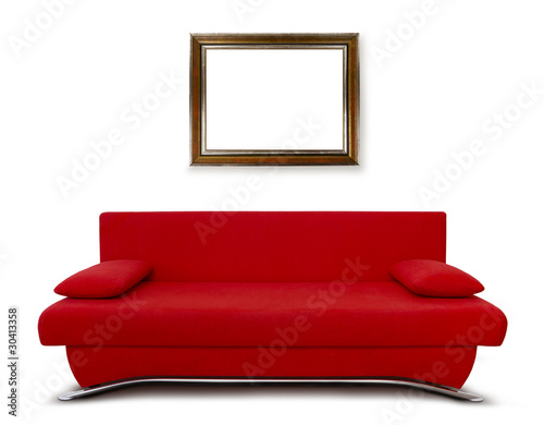 Rote Couch und Bilderrrahmen