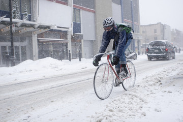 Wandcirkels Fietsen Fietskoerier in winterse sneeuwstorm  © imageegami