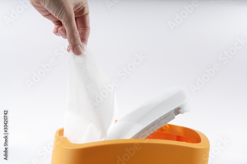 hand with a piece of paper and dustbin